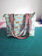 本加工厂对外承接加工各种购物袋，手提袋，