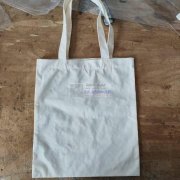 本加工厂对外承接加工各种购物袋，手提袋，