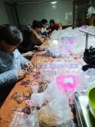 本厂承接各种挂圈打胶包装串珠手镯项链弯针