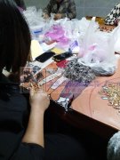 本厂承接各种挂圈打胶包装串珠手镯项链弯针