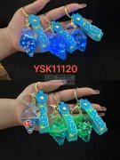 样品如图，寻找亚克力水晶流沙钥匙扣挂件工厂