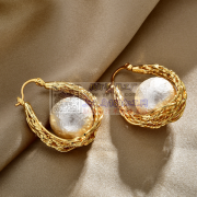 找这款麻花纹带珍珠耳环，每次3000起