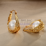 找这款麻花纹带珍珠耳环，每次3000起