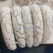 各位老板，本工厂生产各种钻饰，珍珠，水晶