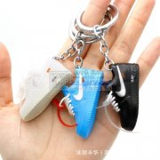 采购类似这种款式的包包上挂件上用的仿真鞋，