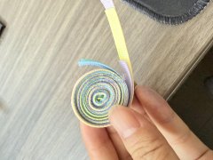 手工卷多色织带。成品棒棒糖圈。