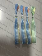 寻自动穿扣机器工厂，如图有绳子穿珠子外发